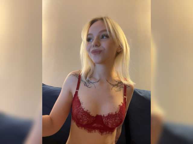 Vikamoon live cam on BongaCams