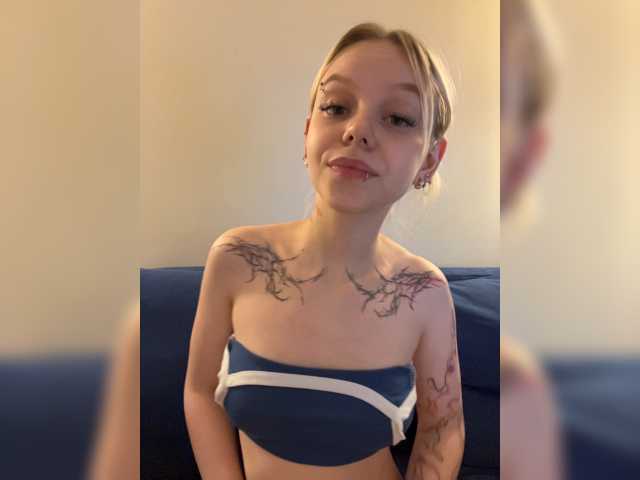 Vikamoon live cam on BongaCams
