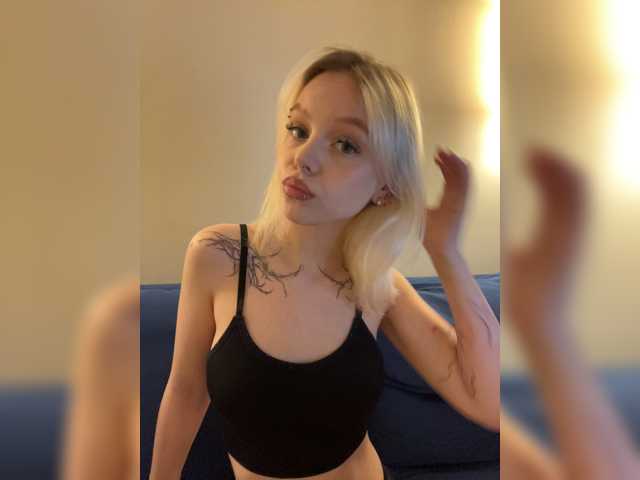 Vikamoon live cam on BongaCams
