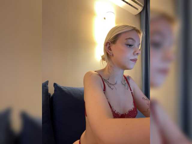 Vikamoon live cam on BongaCams