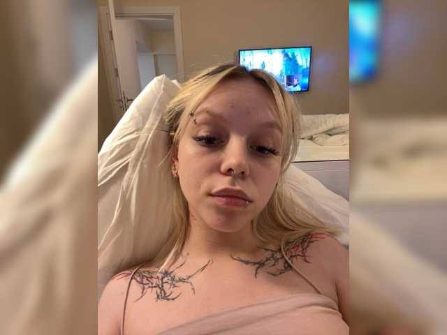 Vikamoon live cam preview