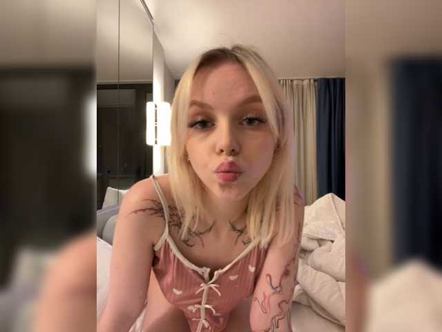 Vikamoon live cam on BongaCams