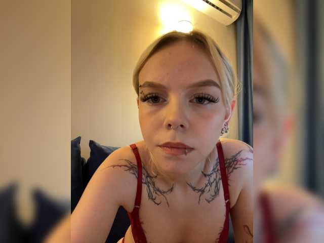 Vikamoon live cam on BongaCams