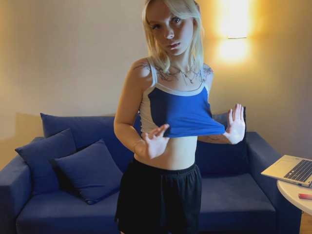 Vikamoon live cam on BongaCams