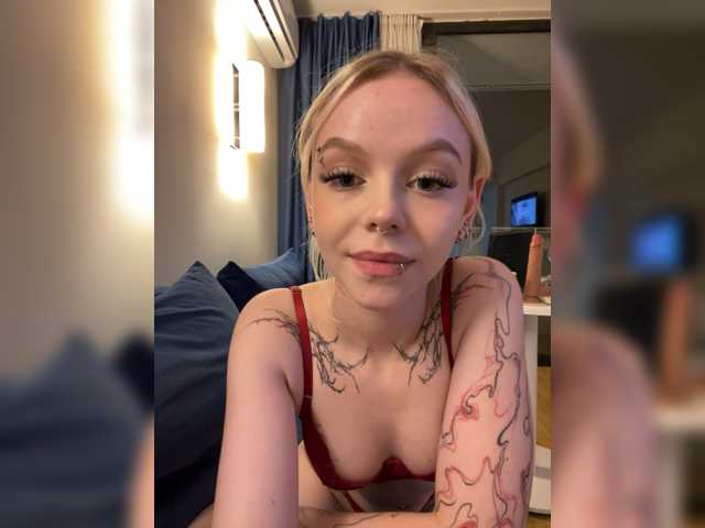 Vikamoon live cam on BongaCams