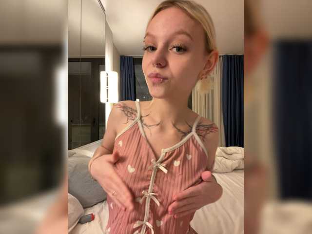 Vikamoon live cam on BongaCams