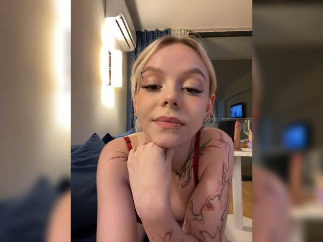 Vikamoon live cam on BongaCams