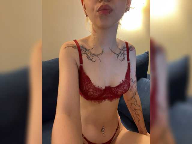 Vikamoon live cam on BongaCams