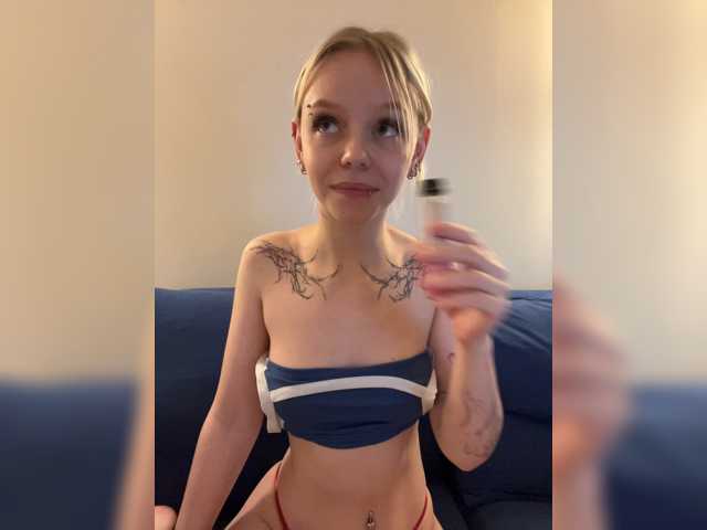 Vikamoon live cam on BongaCams
