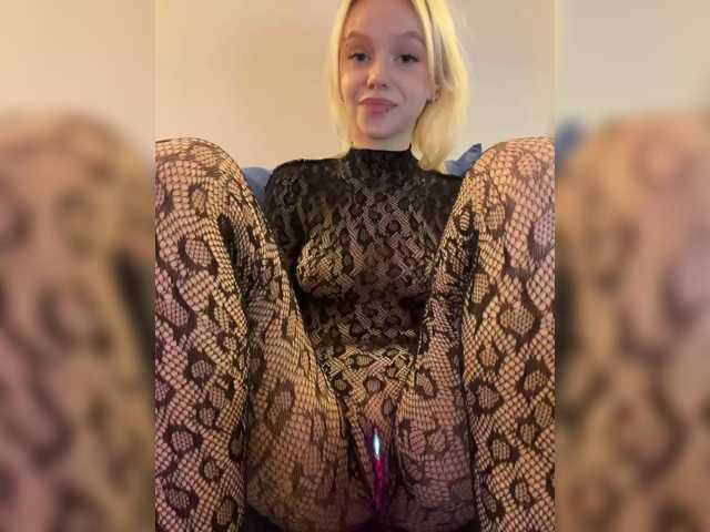 Vikamoon live cam on BongaCams