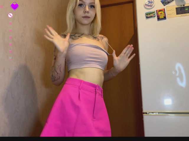 Vikamoon live cam on BongaCams
