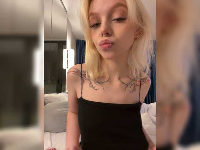 Vikamoon live cam on BongaCams