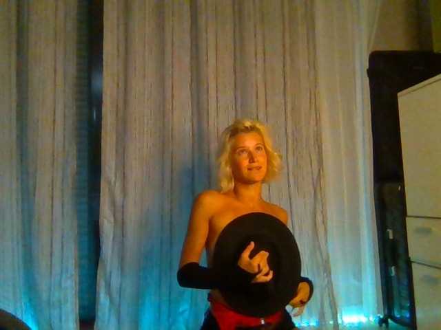 PeaceDance live cam on BongaCams
