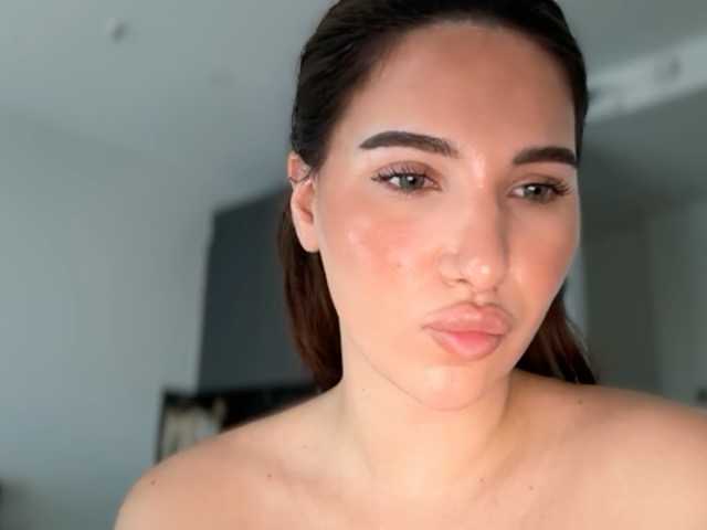 Cherrylaur1 live cam on BongaCams
