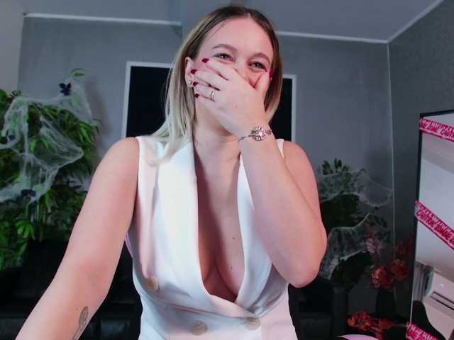 MilanaDivine live cam on BongaCams