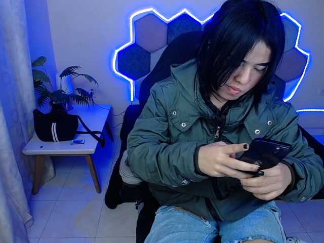 raven-dark live cam preview