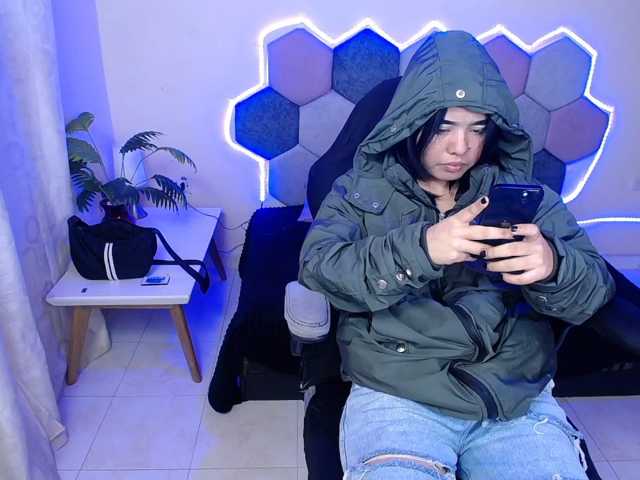raven-dark live cam preview
