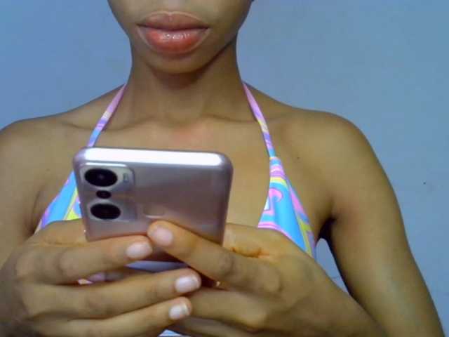 Juicypussy2, en directo ahora en BongaCams