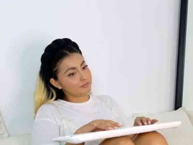 ElinaHon webcam