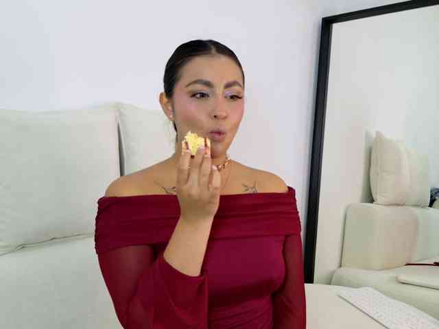 ElinaHon webcam
