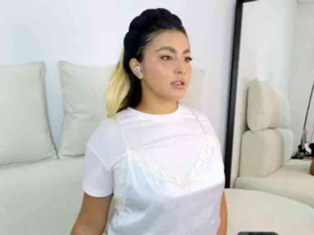 ElinaHon webcam