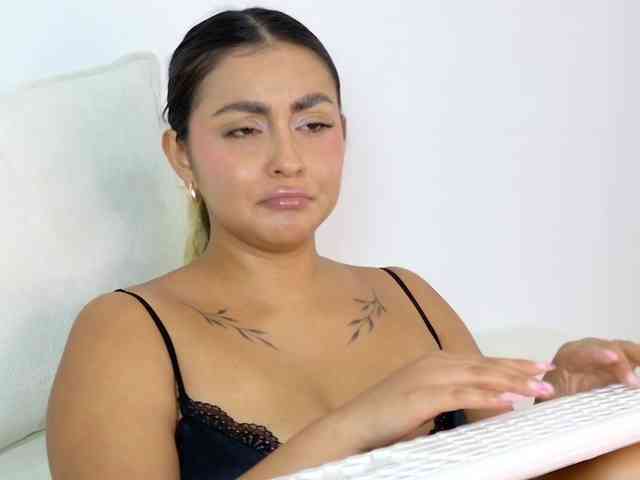 ElinaHon webcam