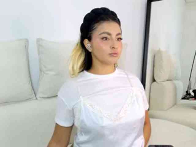 ElinaHon webcam