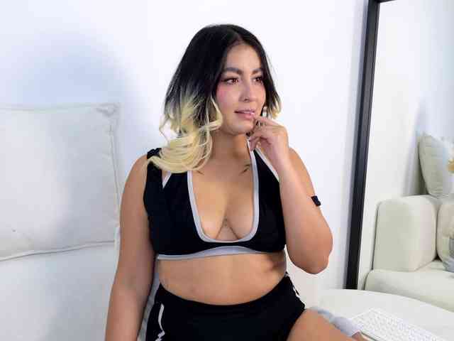 ElinaHon webcam