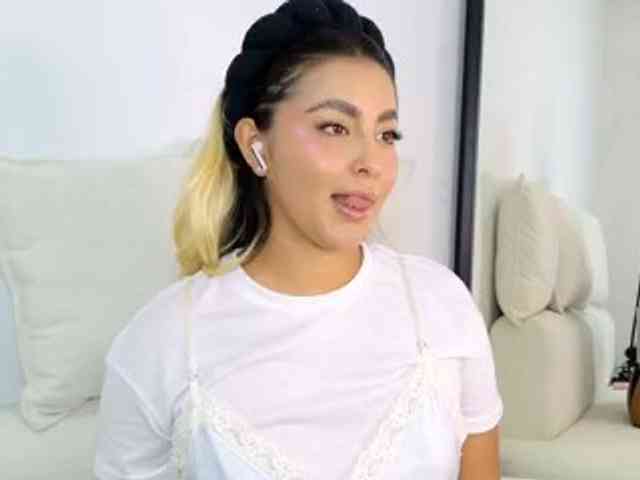 ElinaHon webcam