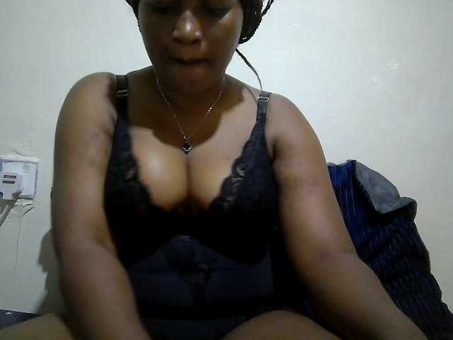 Curveydoll live cam on BongaCams