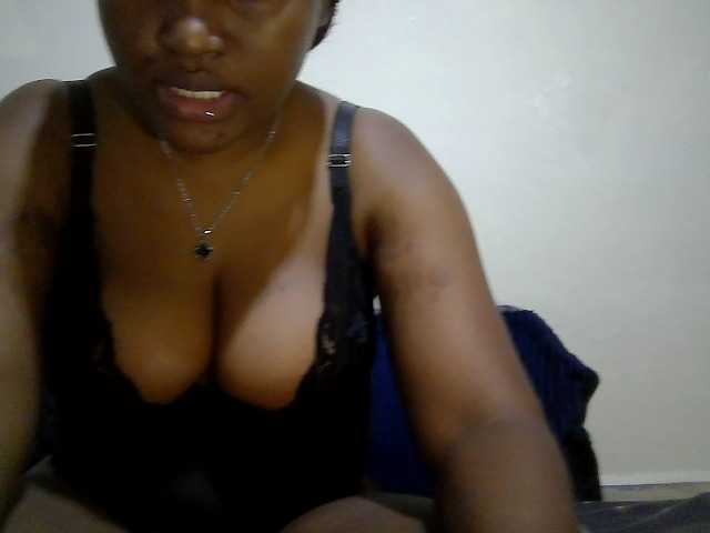 Curveydoll live cam on BongaCams