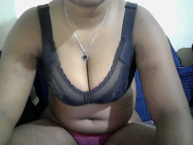 Curveydoll live cam on BongaCams