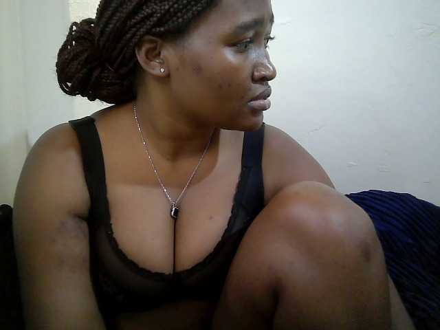 Curveydoll live cam on BongaCams