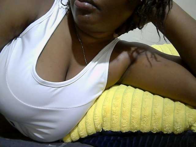 Curveydoll live cam on BongaCams