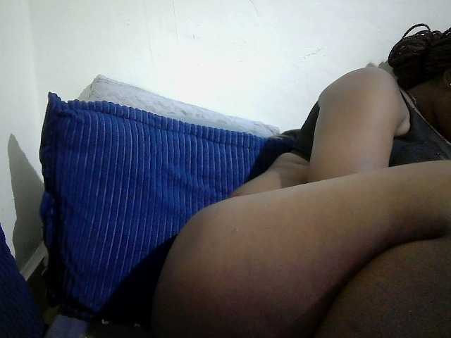 Curveydoll live cam on BongaCams