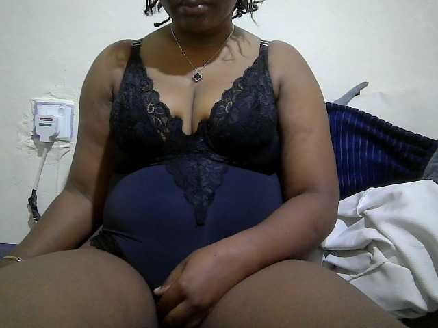 Curveydoll live cam on BongaCams
