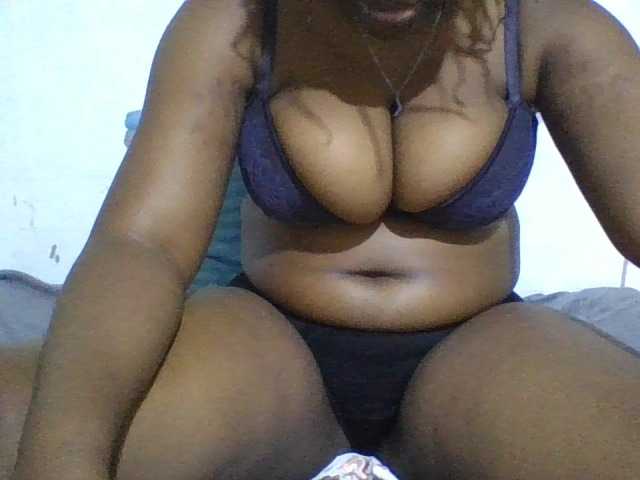 Curveydoll live cam on BongaCams