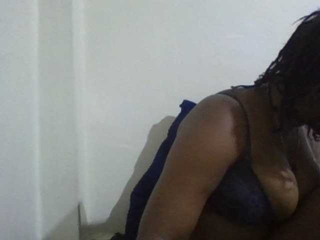 Curveydoll — live female cam
