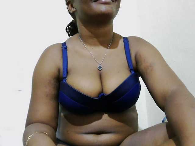 Curveydoll live cam on BongaCams