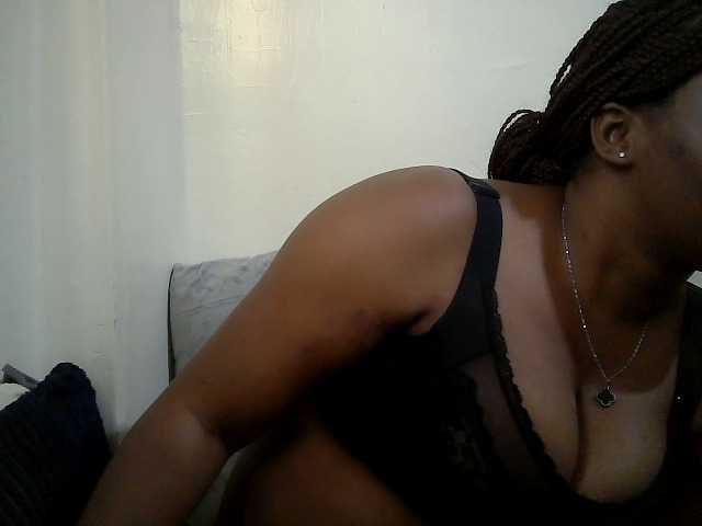 Curveydoll live cam on BongaCams
