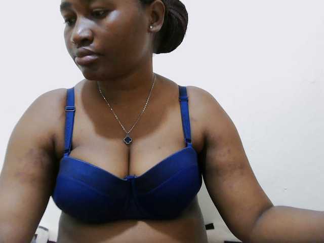 Curveydoll live cam on BongaCams
