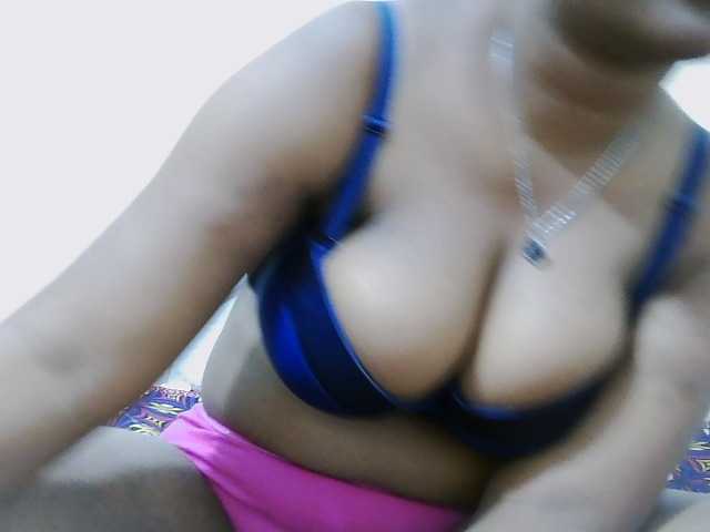 Curveydoll live cam on BongaCams