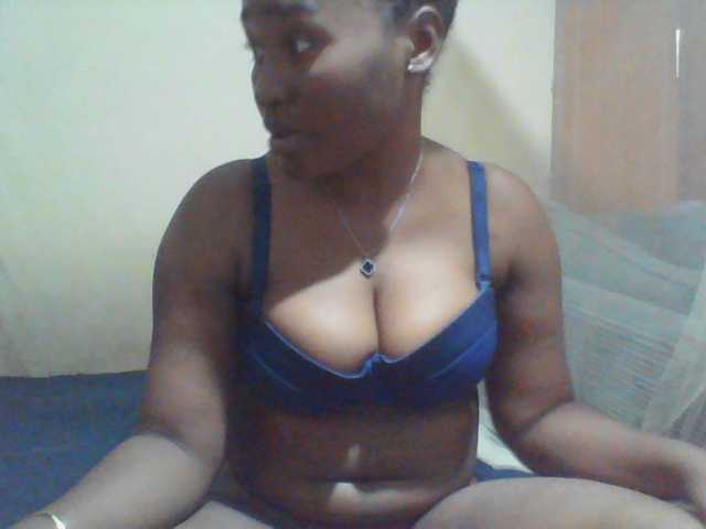 Curveydoll live cam on BongaCams