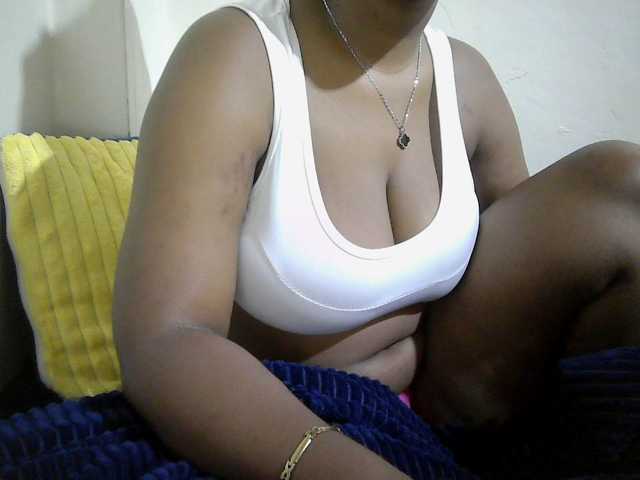 Curveydoll live cam on BongaCams