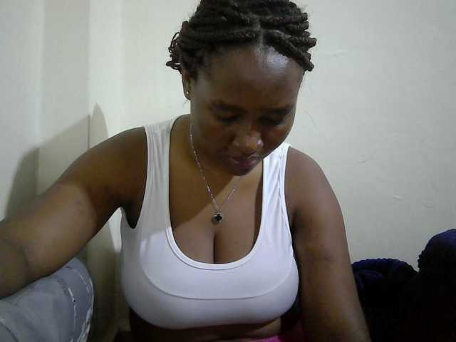 Curveydoll live cam on BongaCams