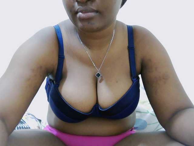 Curveydoll live cam on BongaCams