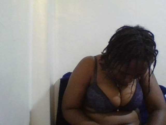 Curveydoll live cam on BongaCams