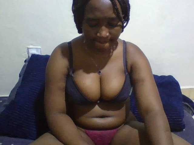 Curveydoll live cam on BongaCams