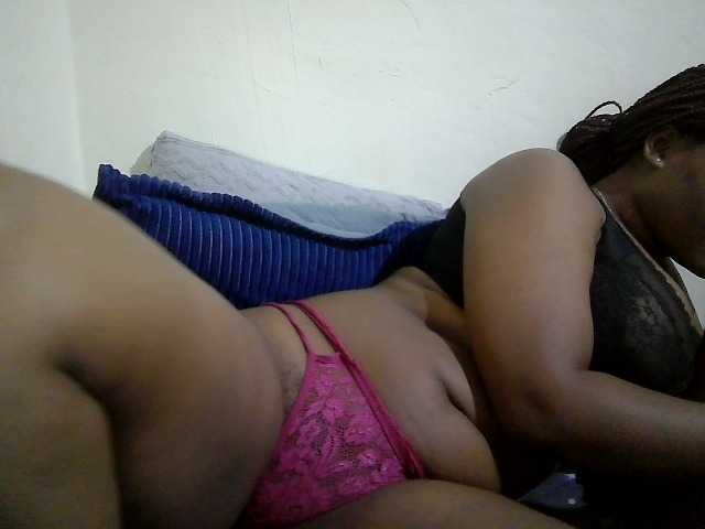 Curveydoll live cam on BongaCams