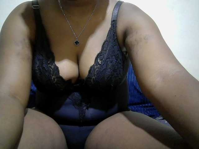 Curveydoll live cam on BongaCams